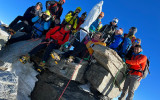 Il gruppo di Giroparchi Adventure Trail sulla vetta del Gran Paradiso (4.061 m). Da sinistra: Rémy Sedran, Giovanna Mongilardi, Pietro Percino, Maxime Desaymonet, Margot Comune, Matias Colajanni, Richard Hugonin, Paul O'Boyle, Noella Gabriele, Nyna Carlon, Alice Maniezzo, Leon Barailler, Fabienne Aguettaz e Marco Farina