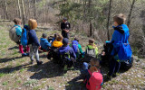 Il gruppo di bambini di Giroparchi Culture Trail 2024 lungo il sentiero