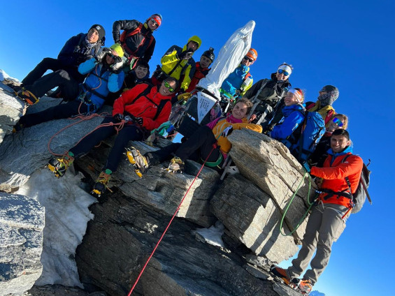 Il gruppo di Giroparchi Adventure Trail sulla vetta del Gran Paradiso