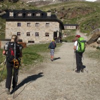 Nel tardo pomeriggio si giunge al rifugio Federico Chabod