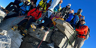 Il gruppo di Giroparchi Adventure Trail sulla vetta del Gran Paradiso